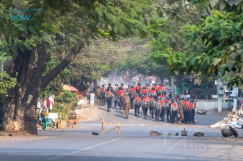 Junta forces prepare for a violent crackdown on a column of protestors in Mandalay in February (Myanmar Now)
