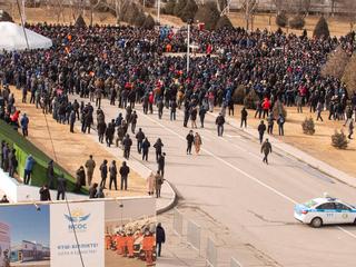 Policjanci patrolują ulicę podczas demonstracji w Ałmaty w Kazachstanie, 5 stycznia 2022 r. Protestujący zaatakowali biuro burmistrza w Ałmaty, a prezydent Kazachstanu Kasym-Żomart Tokajew ogłosił stan wyjątkowy w stolicy do 19 stycznia. EPA/STR Dostawca: PAP/EPA.