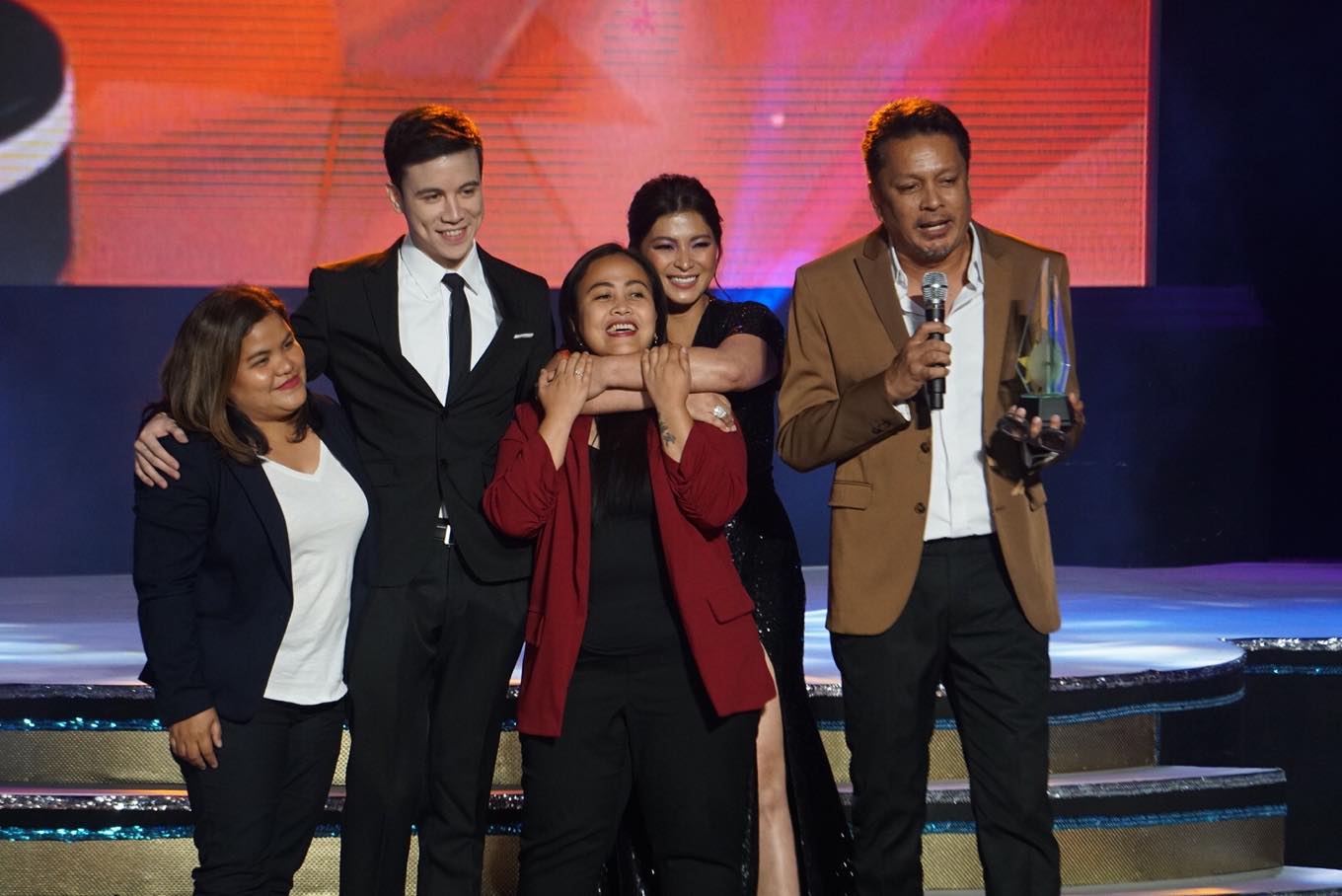 BEST PRIMETIME SHOW. Angel Locsin, Arjo Atayde, and the people of the show 'The General's Daughter' thank the audience after receiving the Best Primetime Series award at the PMPC Star Awards for Television 2019. All photos by Dion Besa/Rappler 
