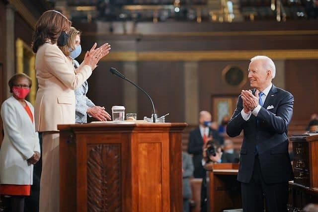 El presidente Joe Biden, la vicepresidenta Kamala Harris y la presidenta de la Cámara Nancy Pelosi celebran la entrega del discurso conjunto en la Cámara de Representantes el 28 de abril de 2021.