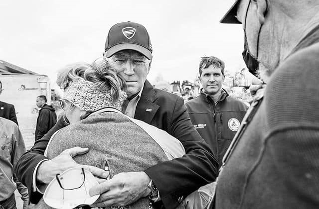 El presidente Joe Biden consuela a un miembro de la comunidad de Kentucky durante el recorrido por los daños del tornado el miércoles 15 de diciembre de 2021.