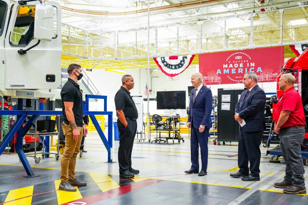 El presidente Joe Biden recorre las instalaciones de fabricación de Mack-Lehigh Valley Operations en Macungie, Pensilvania, el miércoles 28 de julio de 2021.