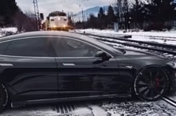 Бърз влак премаза Tesla, последвалото изуми мрежата ВИДЕО