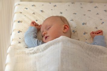 Ketahui Penyebab Kepala Bayi Peyang dan Cara Mengatasinya