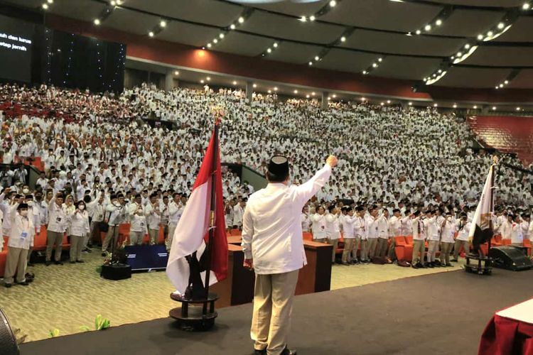 Ketua Umum Partai Gerindra Prabowo Subianto menyapa ribuan kader dalam Rapimnas Gerindra tahun 2022 di Sentul International Convention Center, Bogor, Jawa Barat, Jumat (12/8/2022).