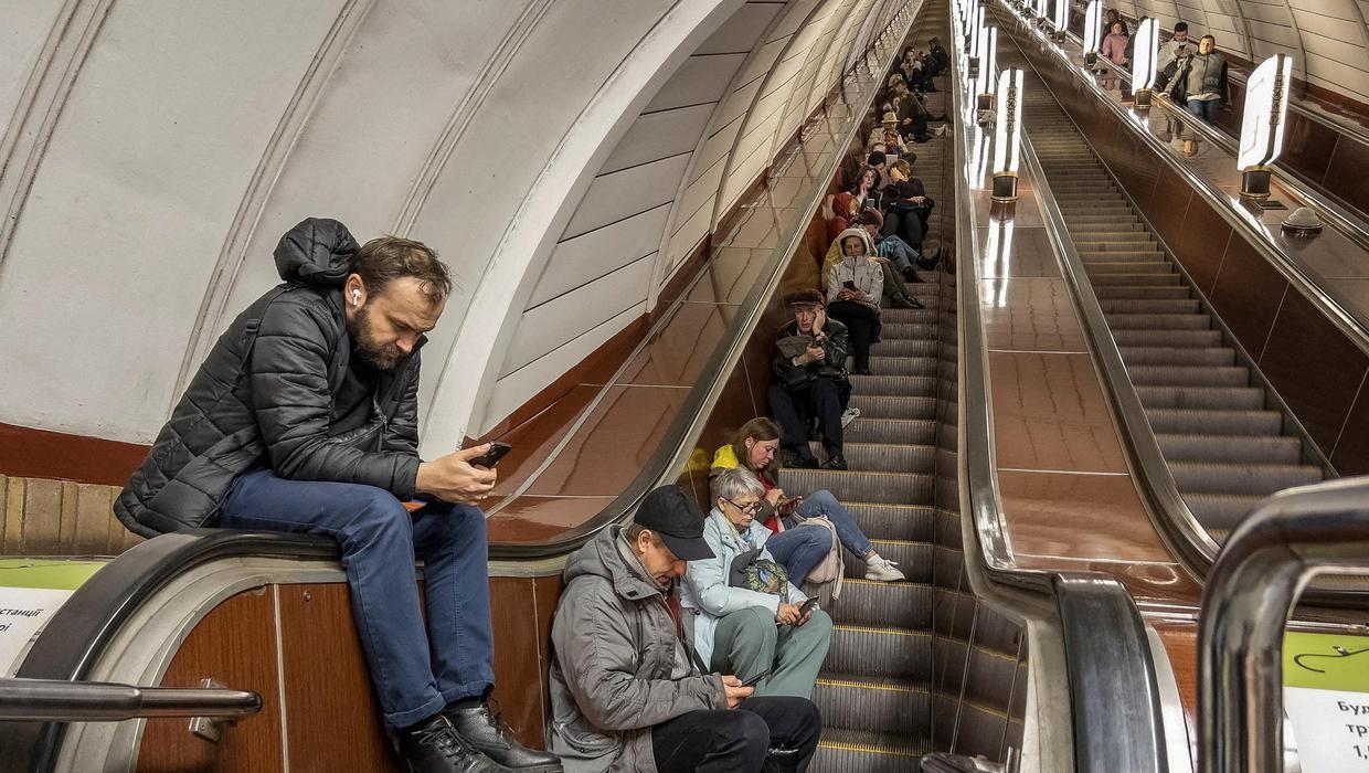 People shelter inside a subway station during a Russian missile attack in Kyiv. Photo: Reuters/Vladyslav Musiienko