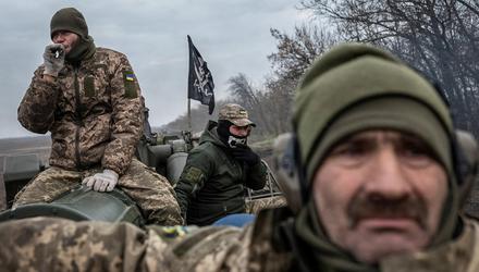Ukrainian servicemen ride a 2S7 Pion self-propelled gun near a frontline in Kherson region. Photo: Reuters/Viacheslav Ratynskyi
