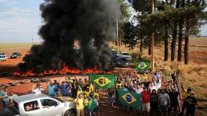 Supporters of Brazil's President Jair Bolsonaro block highway BR-251 during a protest against President-elect Luiz Inacio Lula da Silva who won a third term following the presidential election run-off, in Planaltina, Brazil, October 31, 2022. REUTERS/Diego Vara