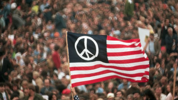 April 1971, Washington, DC, USA — A peace flag version of the American flag flies during a Vietnam War protest in Washington, DC. — Image by © Wally McNamee/CORBIS
