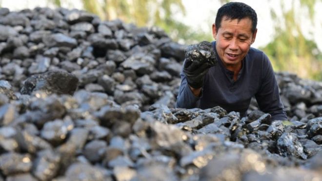 Hình ảnh một người công nhân làm việc trong cơ sở than ở Hà Nội vào tháng 11/2021