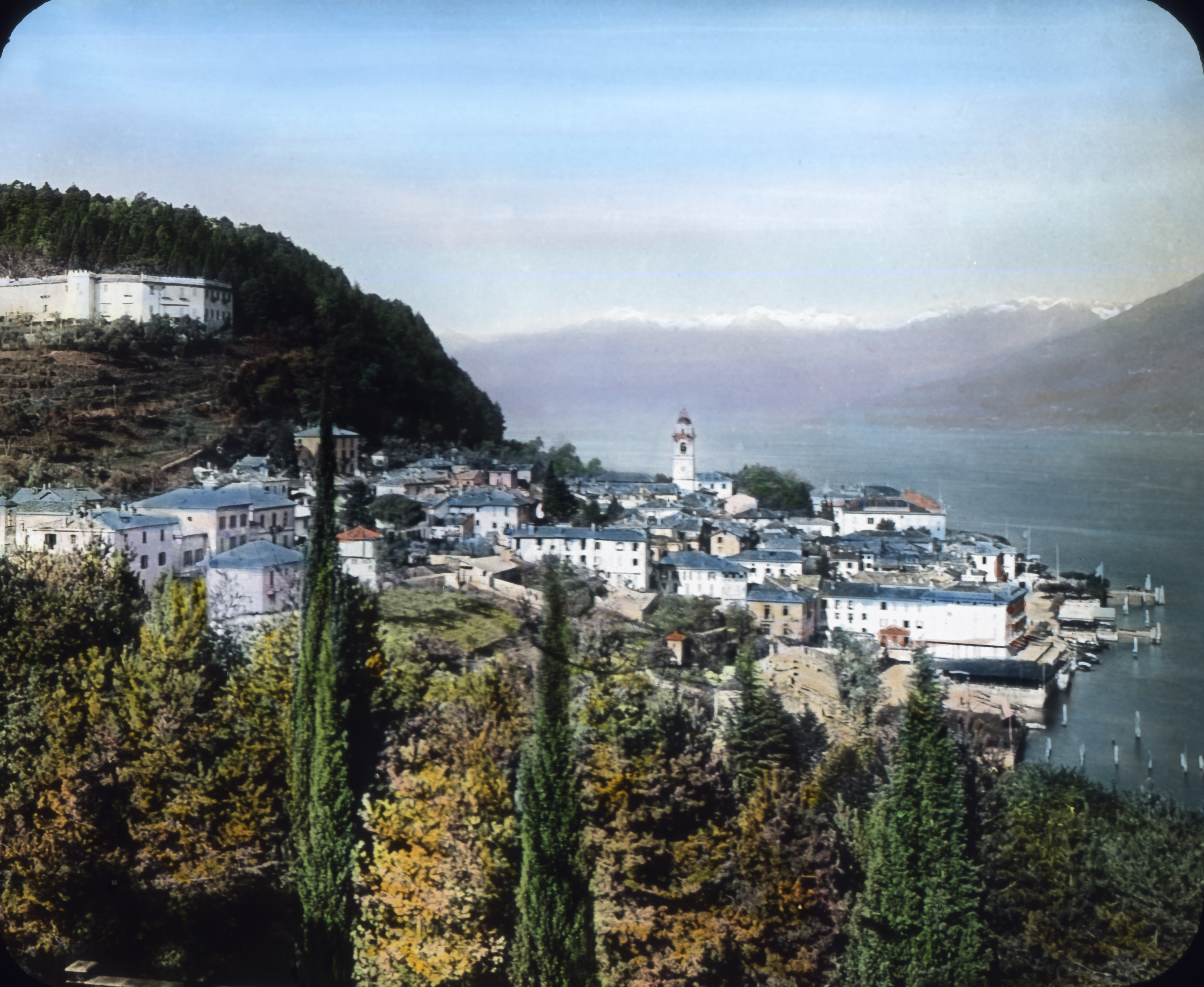 A photo of a picturesque Italian town on the shores of a lake.