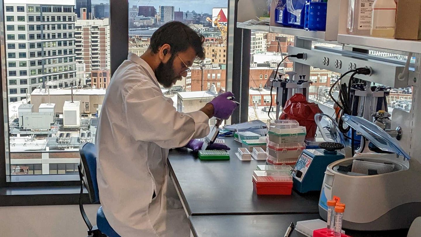 An employee of Chroma Medicine at work in its Fenway labs. The company raised $135 million for its epigenetic editing therapies.
