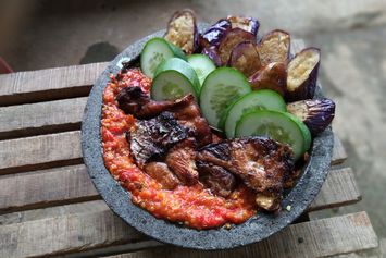 5 Tempat Makan Sego Sambel di Surabaya, Pencinta Pedas Wajib Mampir