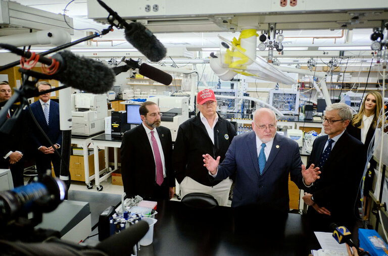 Una visita a los CDC liderada por su director, Robert Redfield, en el centro, con el presidente Trump y Alex Azar, secretario de Salud y Servicios Humanos, en marzo de 2020.