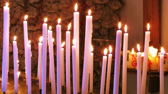 Kerzen brennen auf einem Altar. © prisma Foto: Weissing Gerd