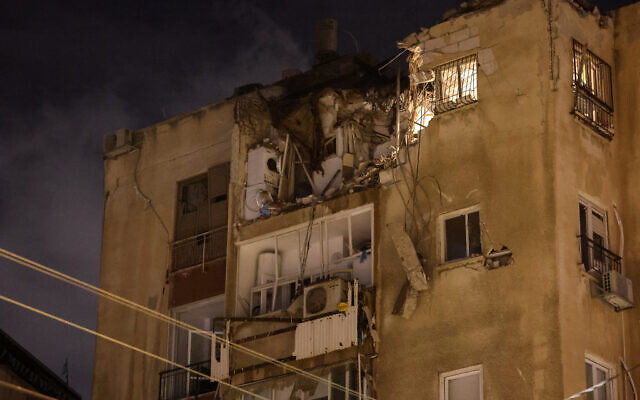 A building in Tel Aviv damaged by rocket fire from the Gaza Strip on October 7, 2023. (JACK GUEZ / AFP)