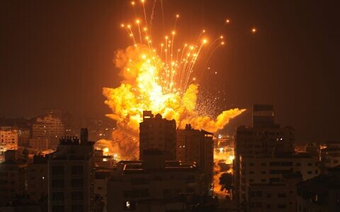 A missile explodes in Gaza City during an Israeli air strike on October 8, 2023 (MAHMUD HAMS / AFP)