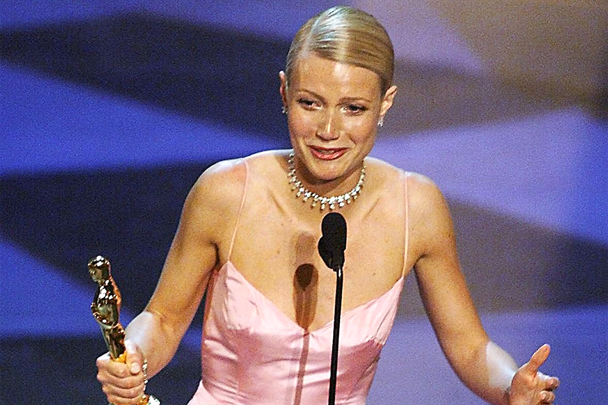 Gwyenth Paltrow holds her Oscar after winning for Best Performance by an Actress in a Leading Role for her part in the movie "Shakespeare in Love" during the 71st Academy Awards 21 March 1999 at the Dorothy Chandler Pavilion.