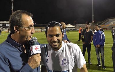 Israeli Premier League soccer player Lior Asulin (R) being interviewed after a match in March 2015. (Screen capture: YouTube)
