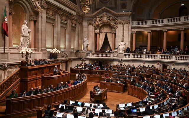 Portuguese Prime Minister Antonio Costa, left, speaks during a parliamentary session on a no confidence motion at the Portuguese parliament in Lisbon, on January 5, 2023. (PATRICIA DE MELO MOREIRA / AFP)