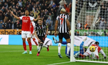 Newcastle United's Anthony Gordon celebrates scoring against Arsenal.