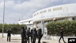 Des gendarmes sénégalais se tiennent devant le palais de justice de Dakar le 10 novembre 2021, jour où Bartehelemy Dias, un farouche opposant au gouvernement sénégalais, devait comparaître devant le tribunal, à Dakar au Sénégal. (Photo par SEYLLOU / AFP)