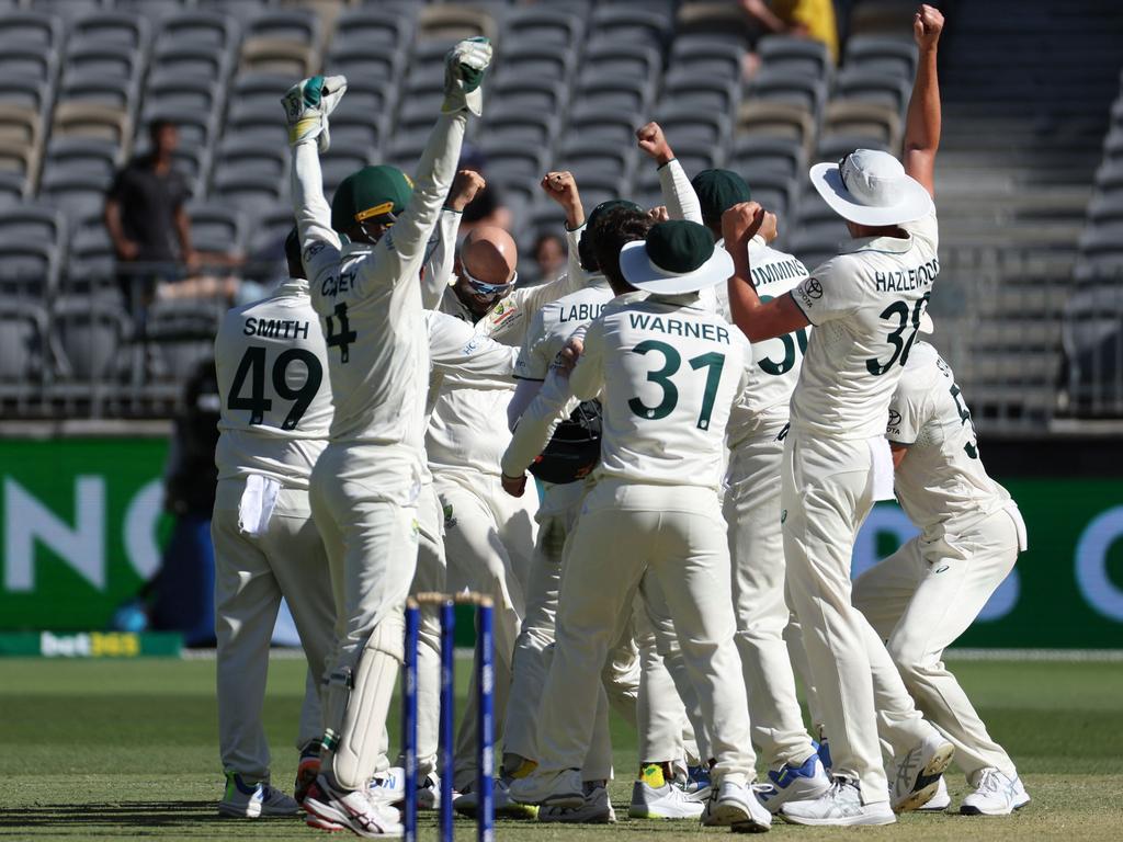 Australia's Nathan Lyon (centre L) celebrates with teammates after taking his 500th wicket, Pakistan's Faheem Ashraf, during day four of the first Test cricket match between Australia and Pakistan in Perth on December 17, 2023. (Photo by COLIN MURTY / AFP) / - IMAGE RESTRICTED TO EDITORIAL USE - STRICTLY NO COMMERCIAL USE-