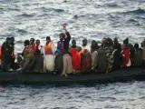 Imagen de archivo de una patera con decenas de inmigrantes en aguas de Melilla.