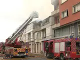 Bomberos de Vilalba y Sarria, intentando sofocar el incendio de ambos edificios de Rábade.