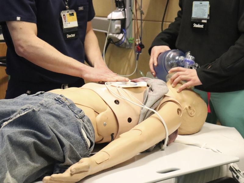 Medical students using a ventilator on simulated patient