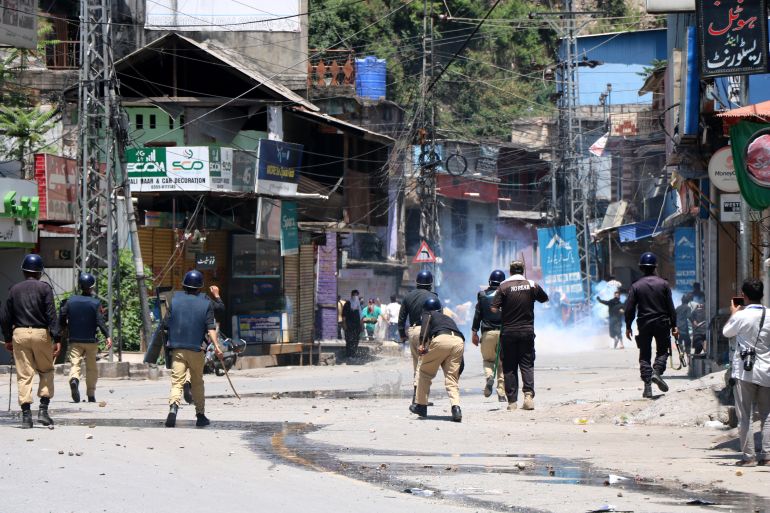 Clashes took place between police and protesters in Muzaffarabad, capital of the Pakistan-administered Kashmir on Saturday. [Amiruddin Mughal/EPA]