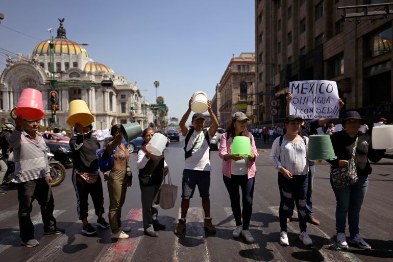 Members of the political organization Antorcha Campesina demonstrate against the lack of water in different areas of Mexico, in Mexico City on April 3, 2024. - The problem of water shortages in Mexico, which afflicts both the capital and other states and is aggravated by the heat wave, is beginning to break into the campaigns for the general elections. Less than three months before the June 2 elections and the rainy season, the capital and its suburbs, with more than 20 million inhabitants, have been suffering since January from constant water shortages in many neighborhoods, forcing many to install huge water tanks or build cisterns to store water. (Photo by ALFREDO ESTRELLA / AFP)