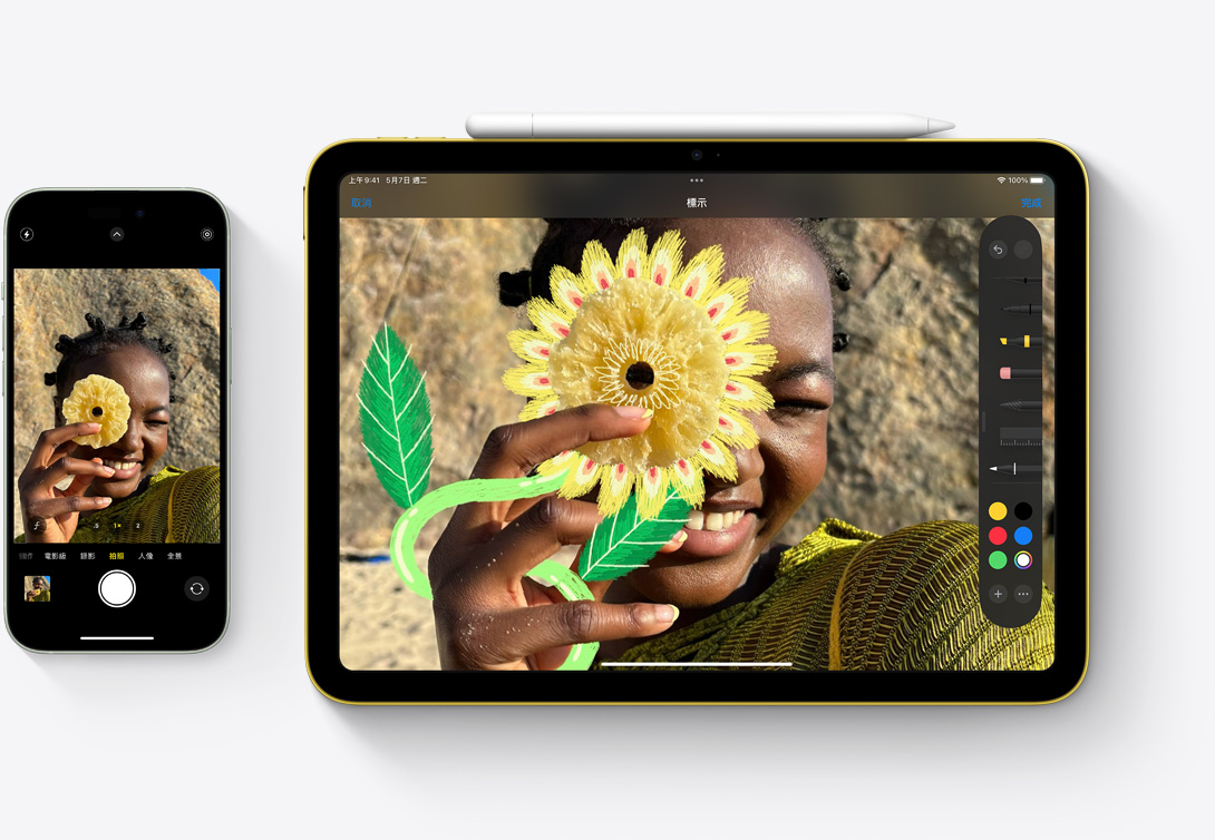 iPhone 15 和 iPad 並排，展示用 iPhone 相機拍的照片可以在 iPad 的照片 app 中做標示。