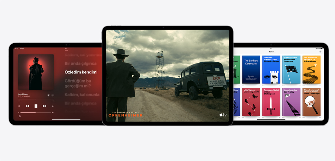 Ekranlarında Apple Music, Apple TV ve Apple Books uygulamalarının gösterildiği iki iPad Air ve bir iPad.