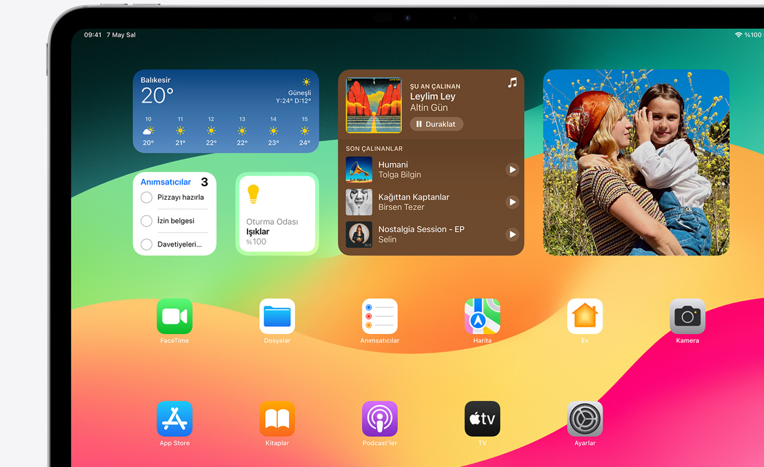 Ekranında Springboard ve farklı araç takımları gösterilen bir iPad Pro.