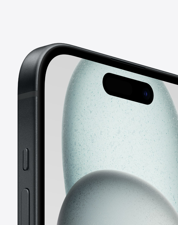  Prim-plan al unui iPhone 15 pe Negru, care prezintă marginile sale durabile din aluminiu de calitate aerospațială și partea frontală Ceramic Shield.