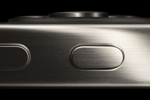 Hình cận cảnh mặt bên của iPhone 15 Pro hiển thị các dải titan, nút Tác Vụ và nút tăng âm lượng 