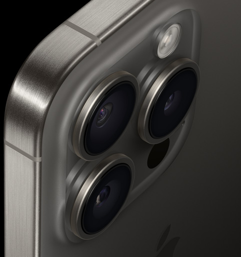 Hình ảnh mặt sau nhìn từ trên xuống của iPhone 15 Pro hiển thị các dải titan 