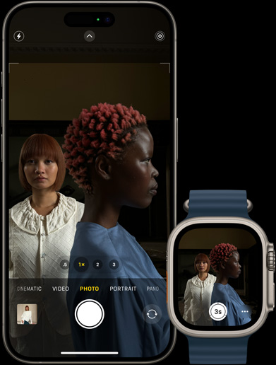 Apresentação da mesma fotografia de 2 mulheres no iPhone 15 Pro e no Apple Watch Ultra