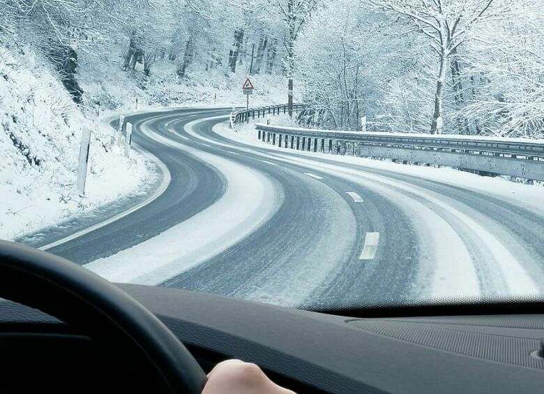Изображение Почему зимой автомобиль поворачивает вправо, если мы крутим руль влево