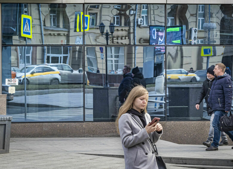 Изображение В России хотят штрафовать пешеходов за пользование смартфоном при переходе дороги