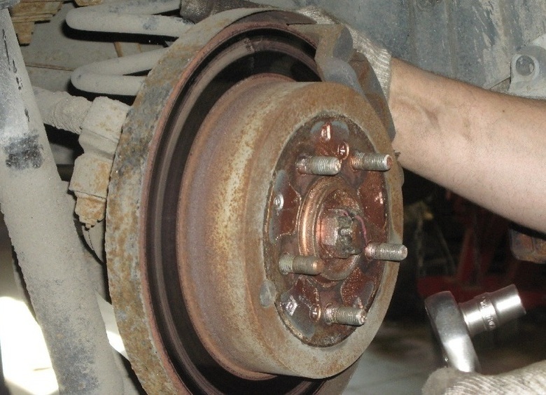 Изображение Как быть, если надо менять шины, а колесо не снимается со ступицы