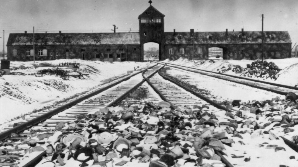 2000 OVERLEVDE: Hovdporten inn til helvete: Auschwitz II-Birkenau der om lag 23 000 rom ble i alt deportert til sigøynerleiren, bare 2000 av dem overlevde verdenskrigen. Foto: Reuters/NTB Scanpix