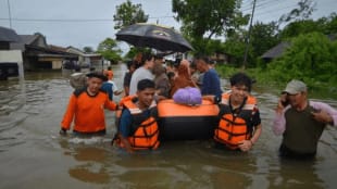 Heavy rains cause frequent landslides and flash floods in Indonesia (Photo: Reuters)