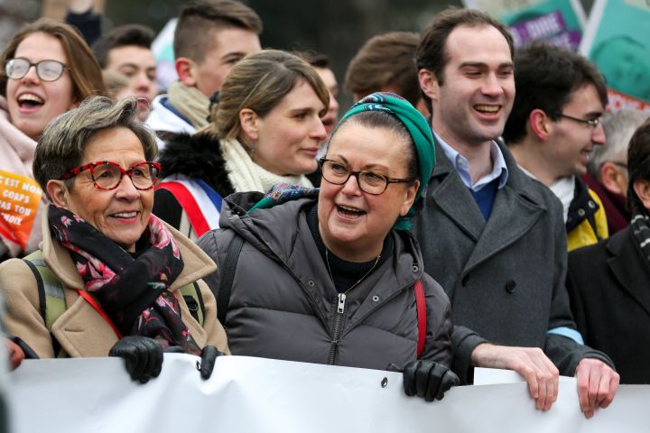 Viviane Lambert et Christine Boutin tiennent une banderole opposée à l'avortement lors d'une manifestation à Paris, le 20 janvier 2019. (MICHEL STOUPAK / NURPHOTO / AFP)