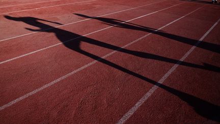 Des ombres sur une piste d'athlétisme. (JEWEL SAMAD / AFP)