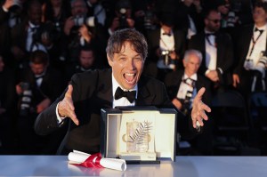 CANNES, FRANCE - MAY 25: Sean Baker poses with the 'Palme D'Or' Award for 'Anora' during the Palme D'Or Winners Photocall at the 77th annual Cannes Film Festival at Palais des Festivals on May 25, 2024 in Cannes, France. (Photo by Pascal Le Segretain/Getty Images)