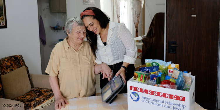 Yael Eckstein delivers emergency aid to elderly woman in the north.