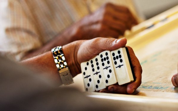 Hommes jouant aux dominos dans Little Havana