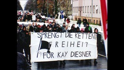 Rechtsextreme tragen Banner "Sprengt die Ketten. Freiheit für Kay Diesner"  